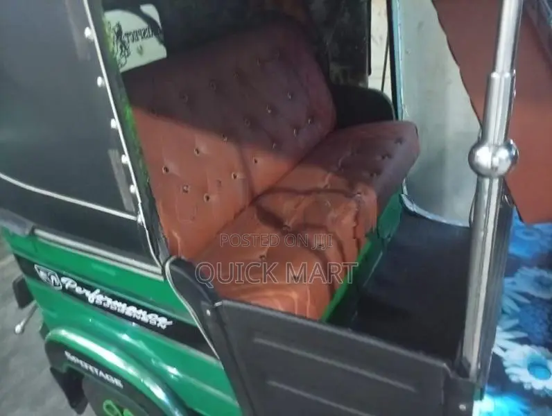 Bajaj RE 2017