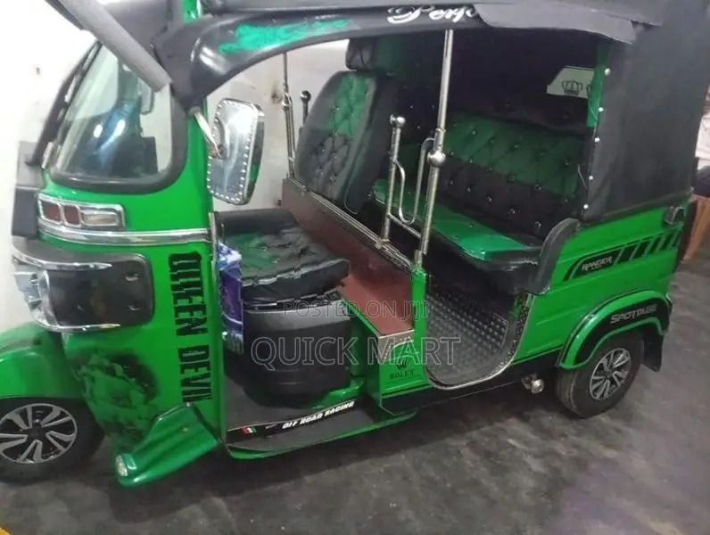 Bajaj RE 2019