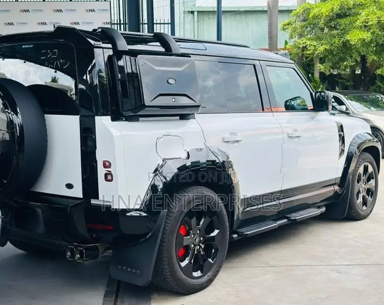 Land Rover Defender 110 2023