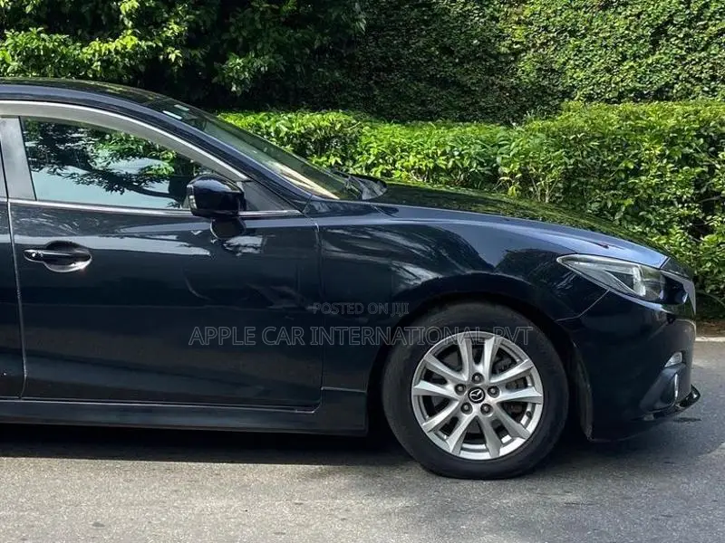 Mazda Axela Skyactiv FLyloaded 2013