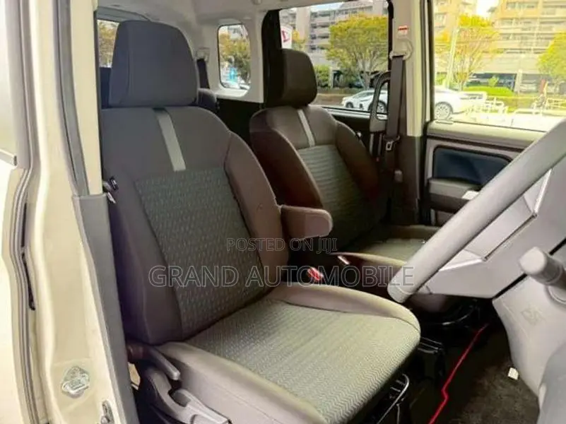 Toyota Roomy Custom GT 2026