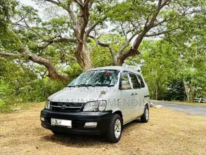 Toyota Noah 2000