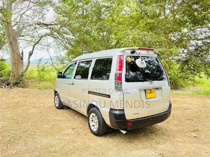Toyota Noah 2000