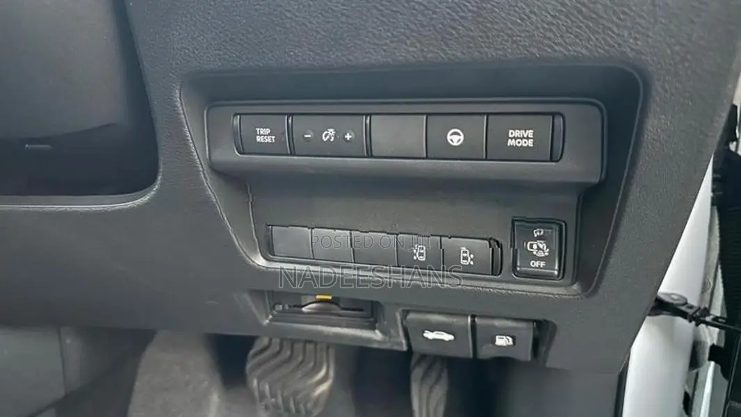 Nissan Serena E-POWER 2025