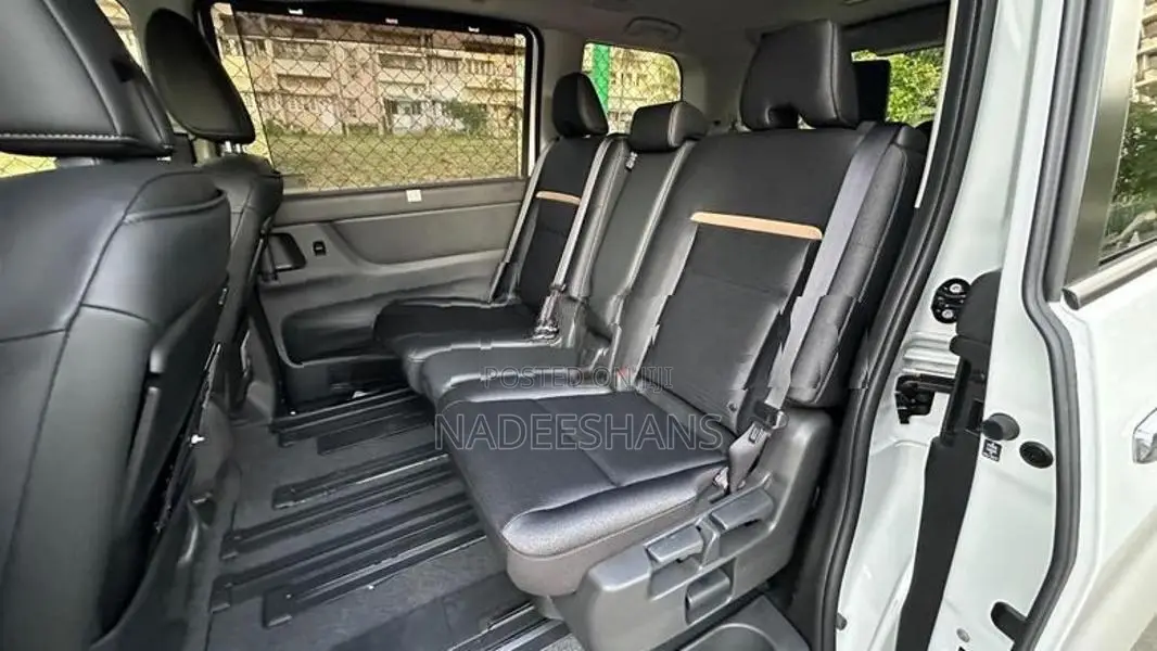 Nissan Serena E-POWER 2025