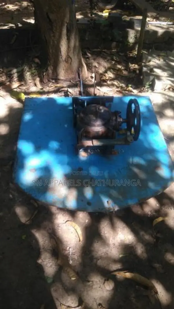 තණකොළ කපන යන්ත්‍රයක් 2005