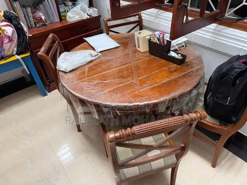 Round table with 4 chairs