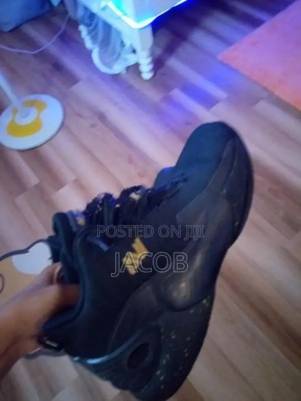 Basketball Shoes Avi