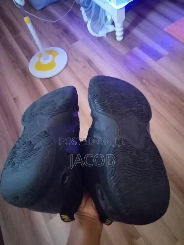 Basketball Shoes Avi