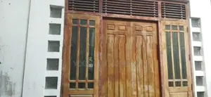 ලී දොර සමඟ ජනෙල් කට්ටලය
