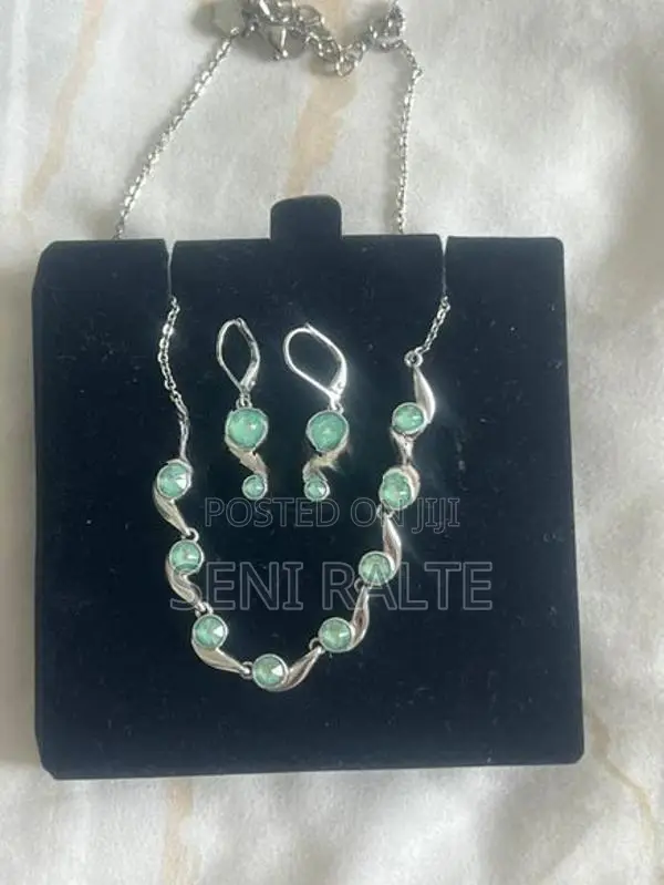 Touchstone silver necklace with earrings set