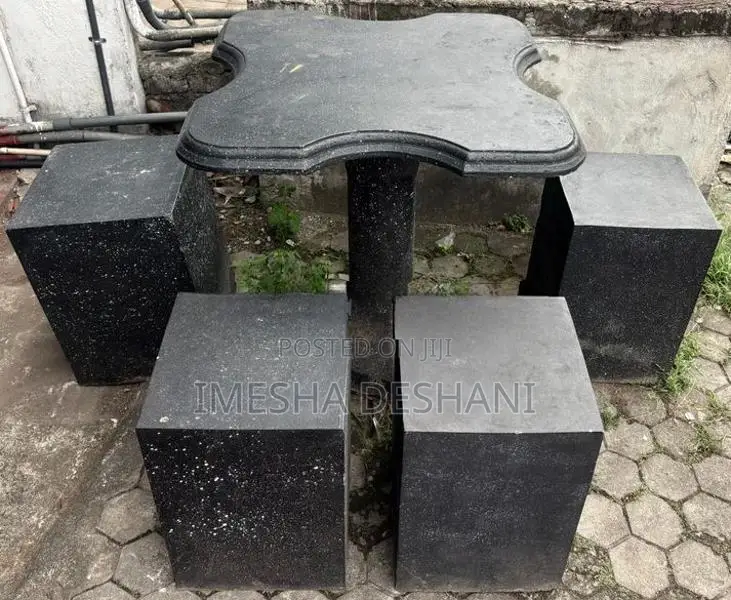 ගල් පුටු හතර සමග බන්කුව