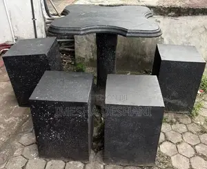 ගල් පුටු හතර සමග බන්කුව