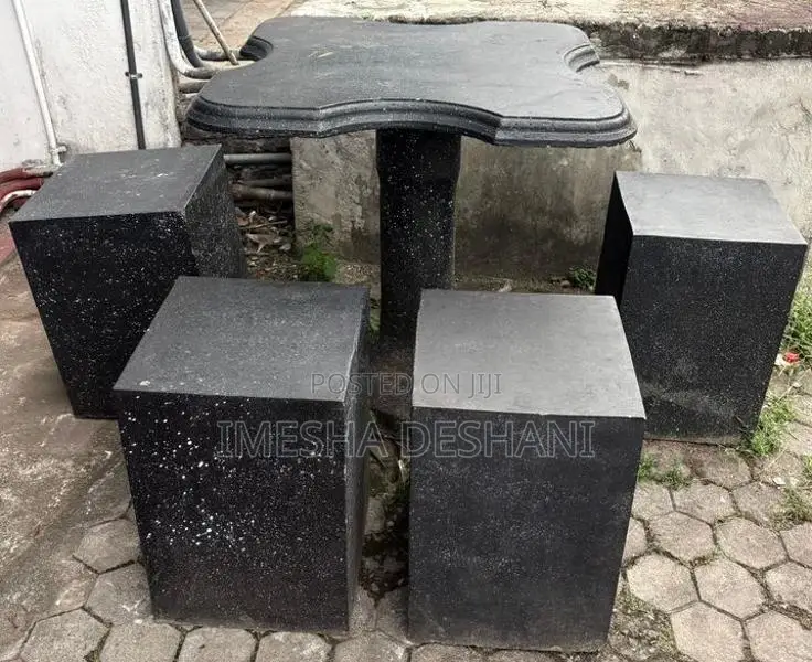 ගල් පුටු හතර සමග බන්කුව