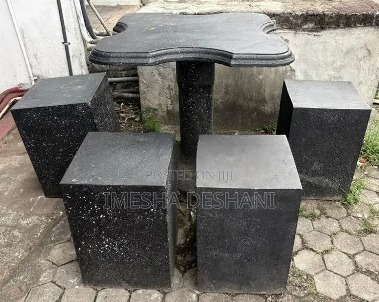 ගල් පුටු හතර සමග බන්කුව