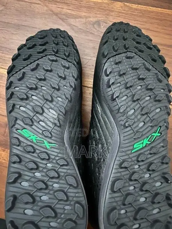 Skechers Razor Gold TF Size 9
