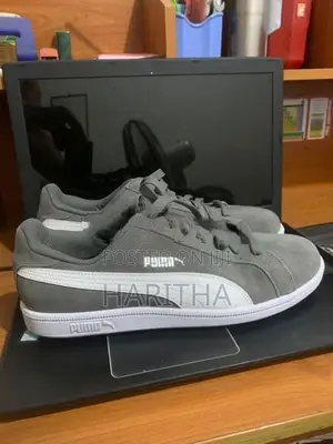 AUTHENTIC Puma Smash Suede – UK 11