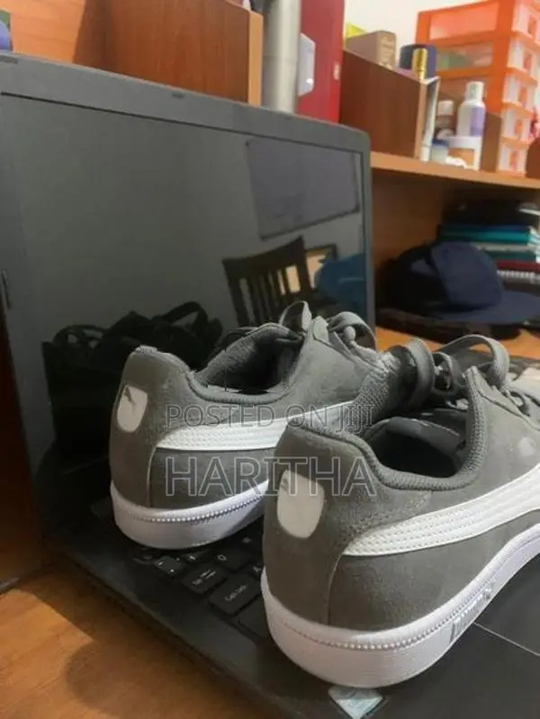 AUTHENTIC Puma Smash Suede – UK 11