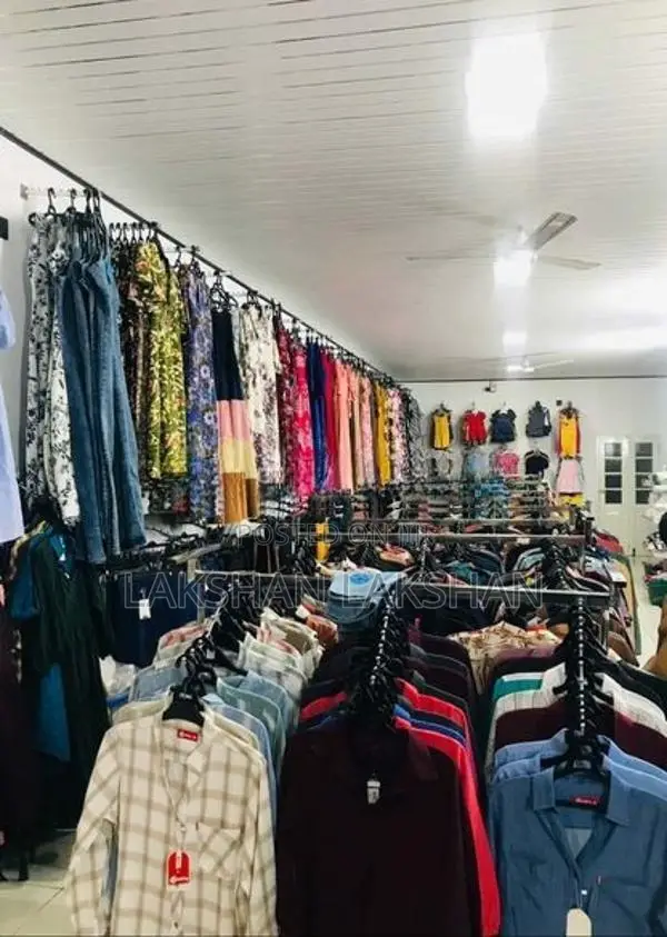 Shop Clearance! රෙදි කඩේ මුළු ඇඳුම් Stock එකම එකපිටින් Sale!