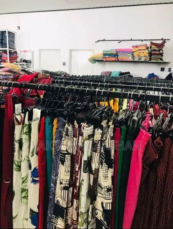 Shop Clearance! රෙදි කඩේ මුළු ඇඳුම් Stock එකම එකපිටින් Sale!