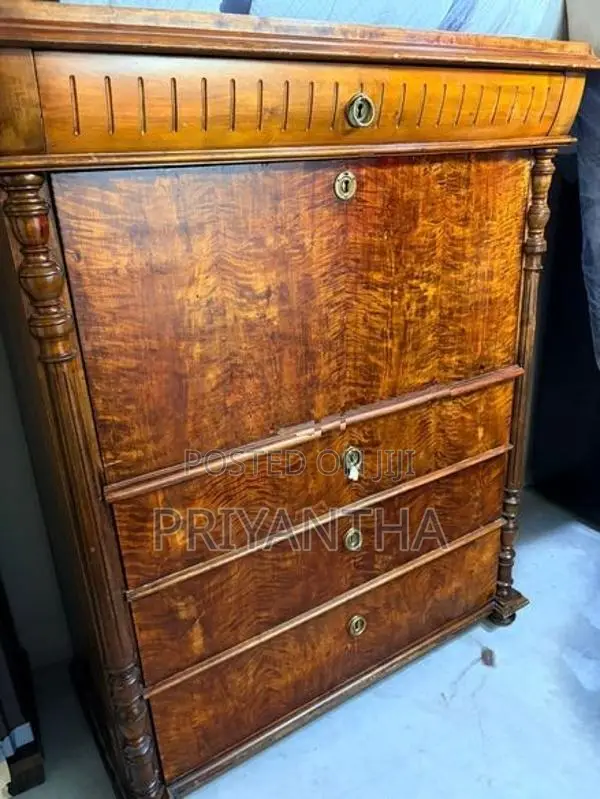 antique draw coupbord