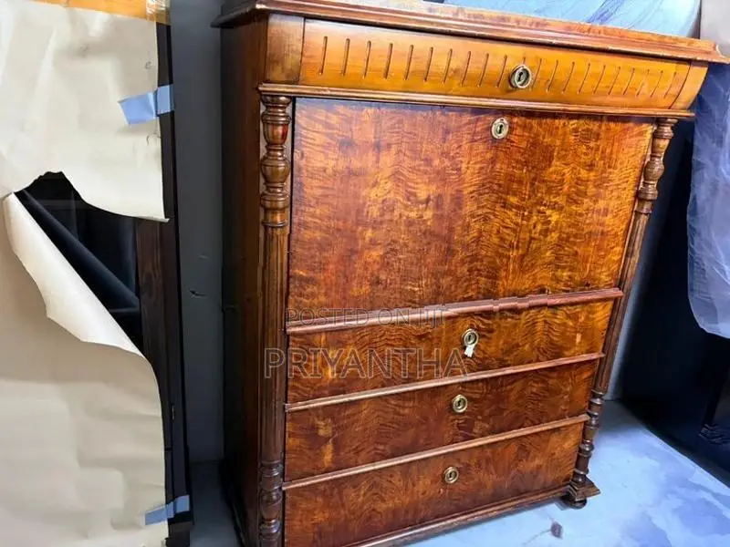 antique draw coupbord