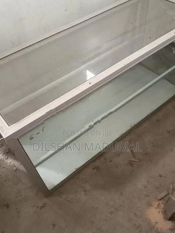 ග්ලාස් ශෝකේස්