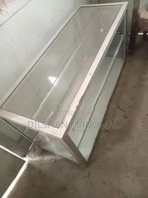 ග්ලාස් ශෝකේස්
