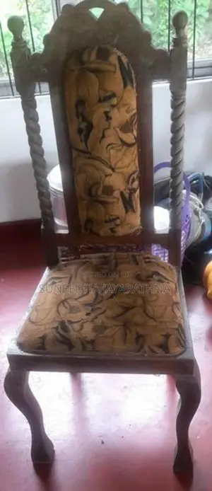 නැදුම් ලී මේසයයි පුටු හයයි