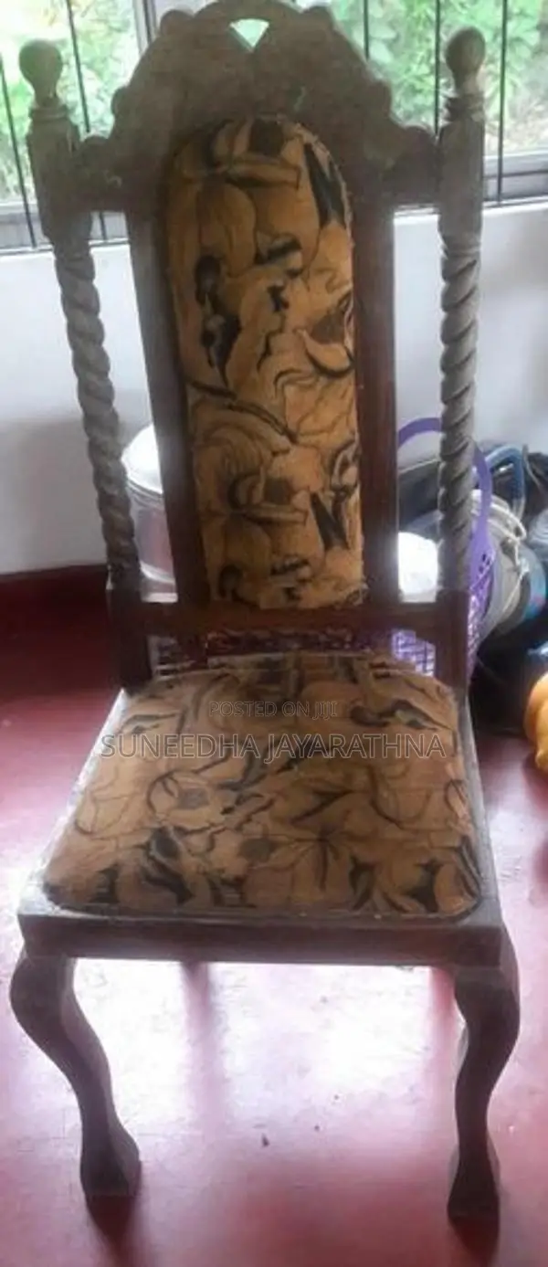 නැදුම් ලී මේසයයි පුටු හයයි