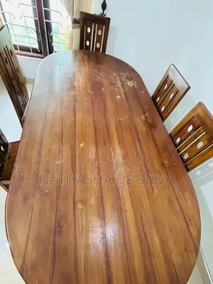තේක්ක ලී කෑම මේසයක්