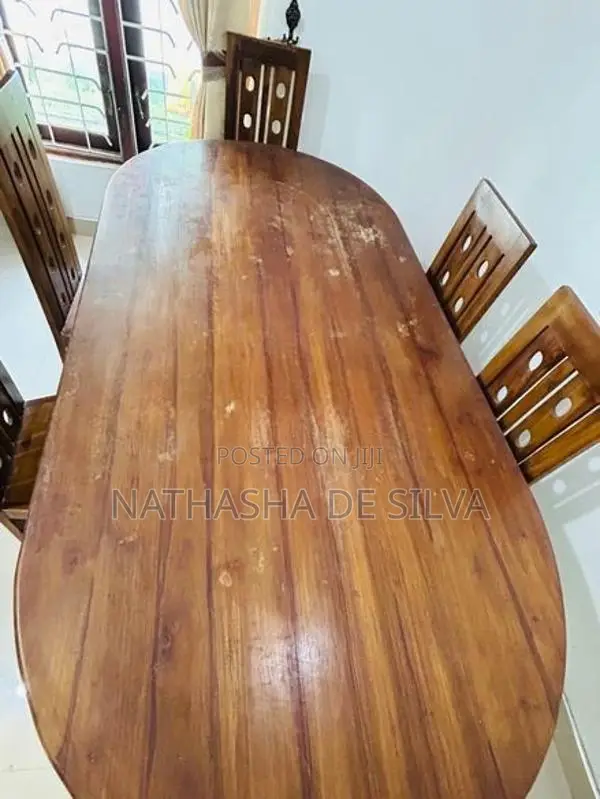 තේක්ක ලී කෑම මේසයක්