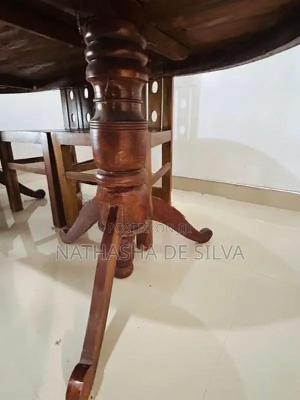 තේක්ක ලී කෑම මේසයක්