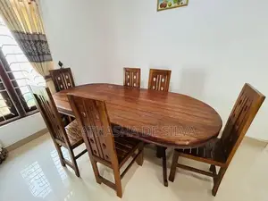 තේක්ක ලී කෑම මේසයක්