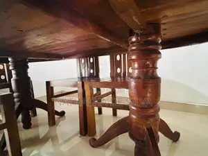 තේක්ක ලී කෑම මේසයක්