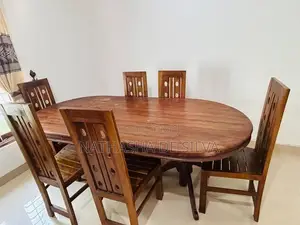 තේක්ක ලී කෑම මේසයක්