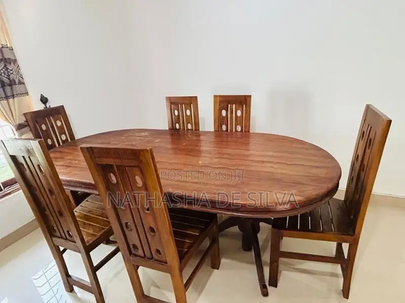 තේක්ක ලී කෑම මේසයක්