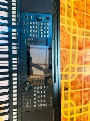 Yamaha psr s775 keyboard with flight case