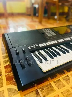 Yamaha psr s775 keyboard with flight case