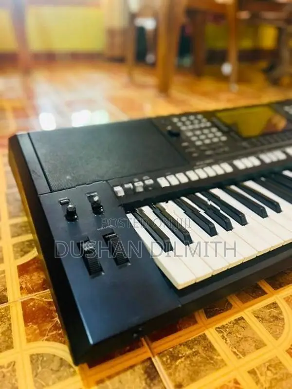 Yamaha psr s775 keyboard with flight case