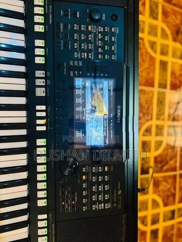 Yamaha psr s775 keyboard with flight case