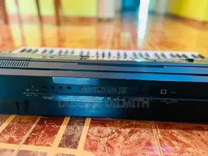 Yamaha psr s775 keyboard with flight case
