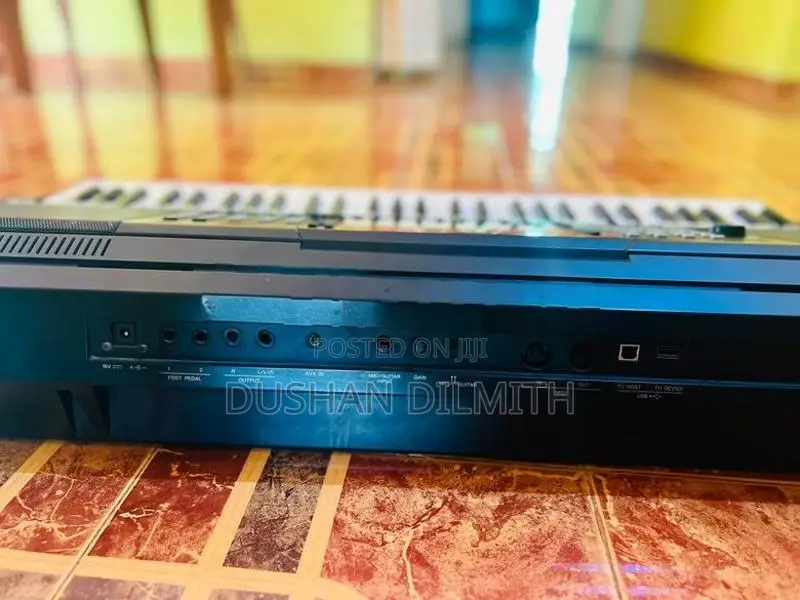 Yamaha psr s775 keyboard with flight case