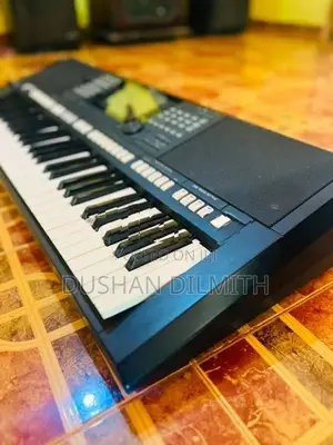 Yamaha psr s775 keyboard with flight case