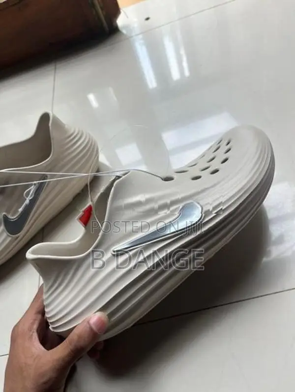 Nike Rejuven 8 Shoes