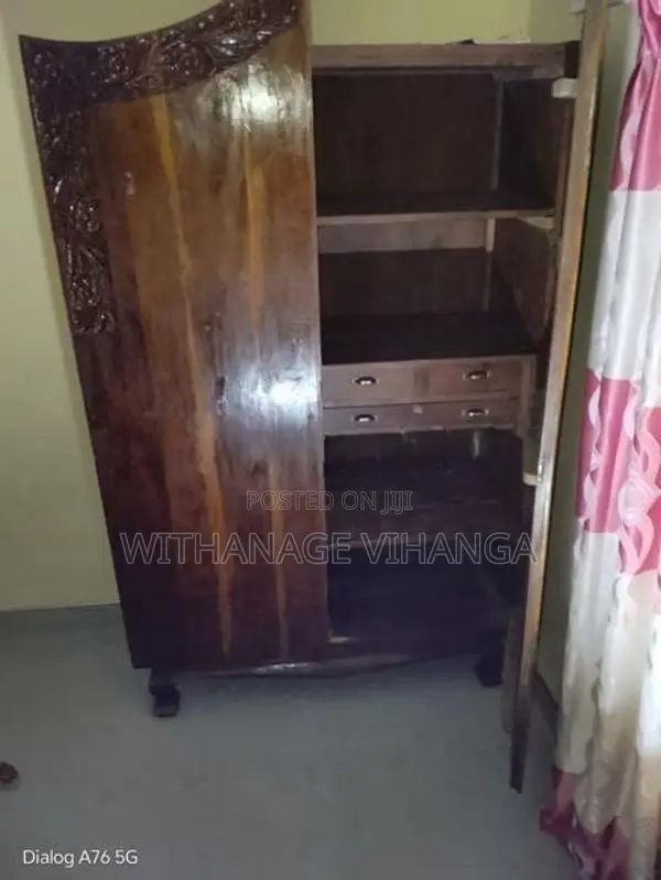 පැරණි කොස් ලීයෙන් කැටයම් සහිතව කෙරූ අල්මාරිය