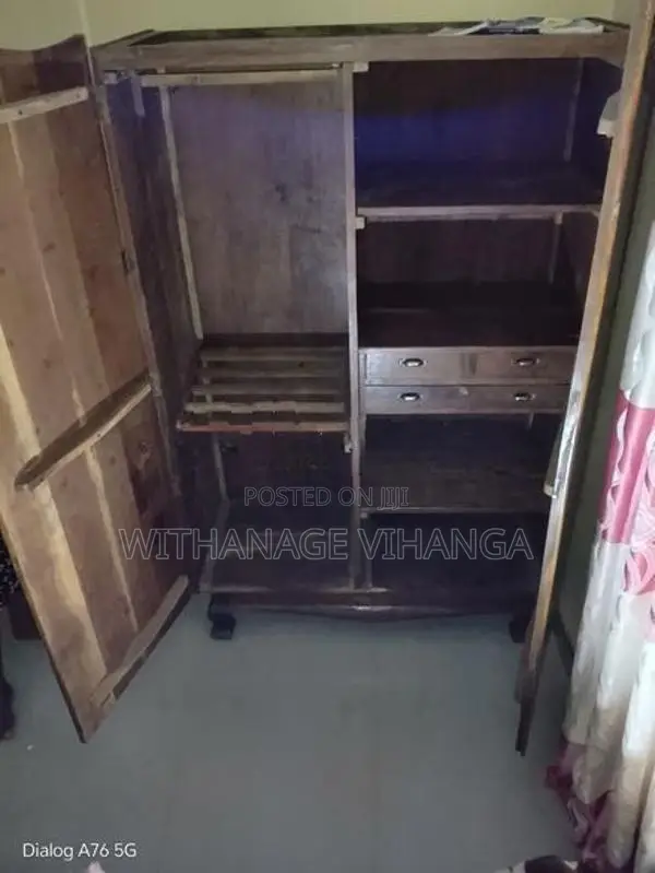 පැරණි කොස් ලීයෙන් කැටයම් සහිතව කෙරූ අල්මාරිය