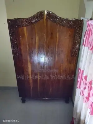 පැරණි කොස් ලීයෙන් කැටයම් සහිතව කෙරූ අල්මාරිය