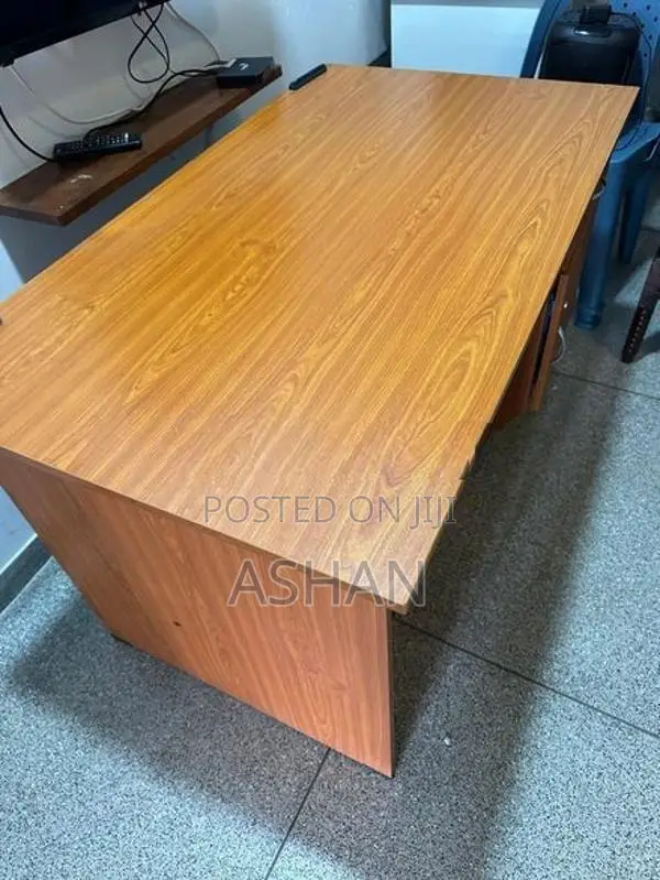 Study Table Piyestra
