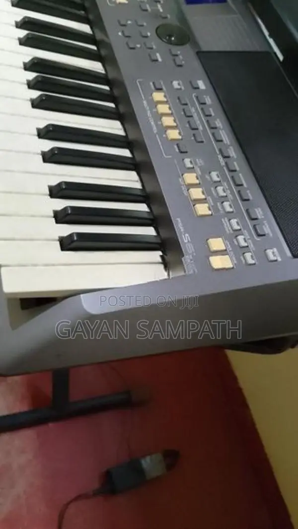 YAMAHA S670 KEYBOARD